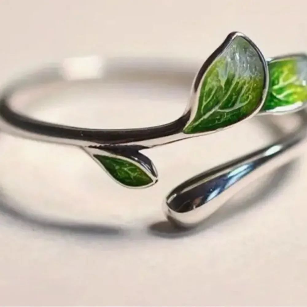 Adjustable Green Leaf Ring – Nature-Inspired Elegance for Every Hand